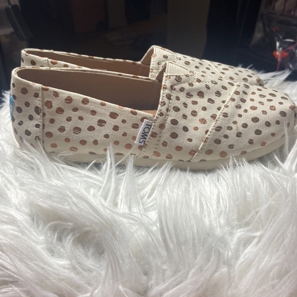 Tom’s Tan and Gold Slip on Alpargata Classic Flats - Picture 2 of 7